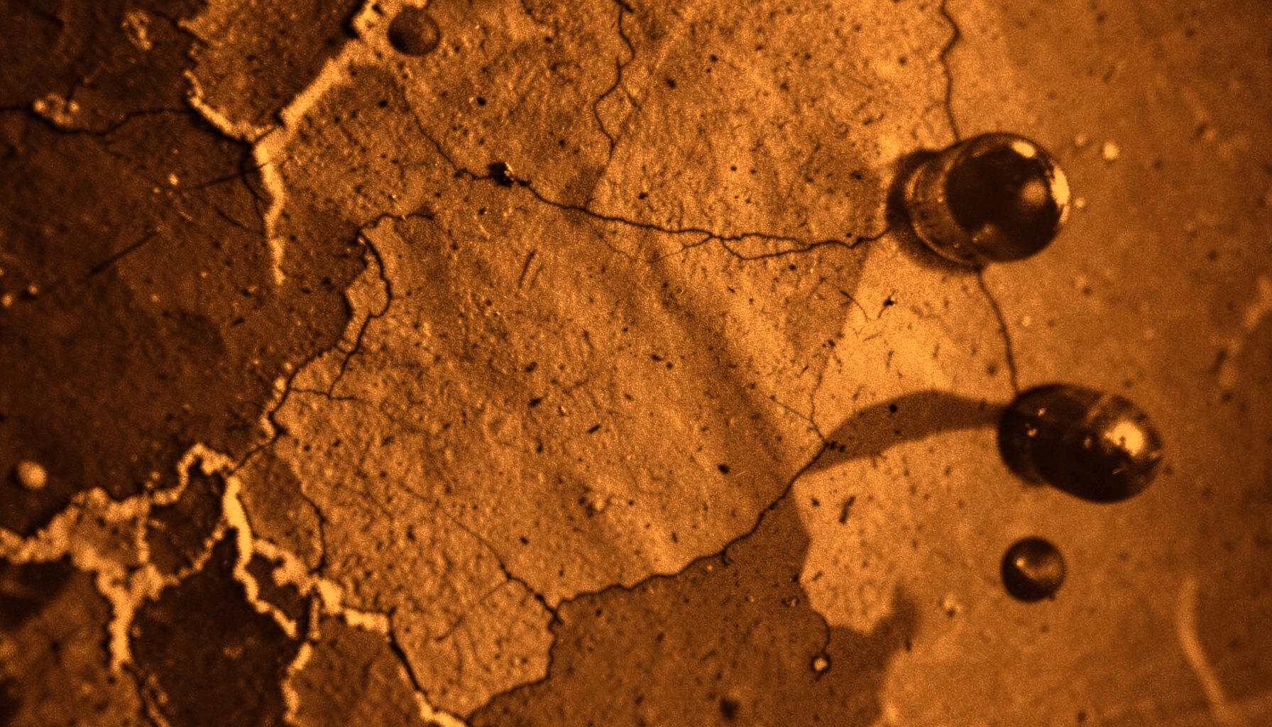 Rendu duotone sépia et brun d'une surface texturée évoquant un tableau de bord ou une carte abstraite.